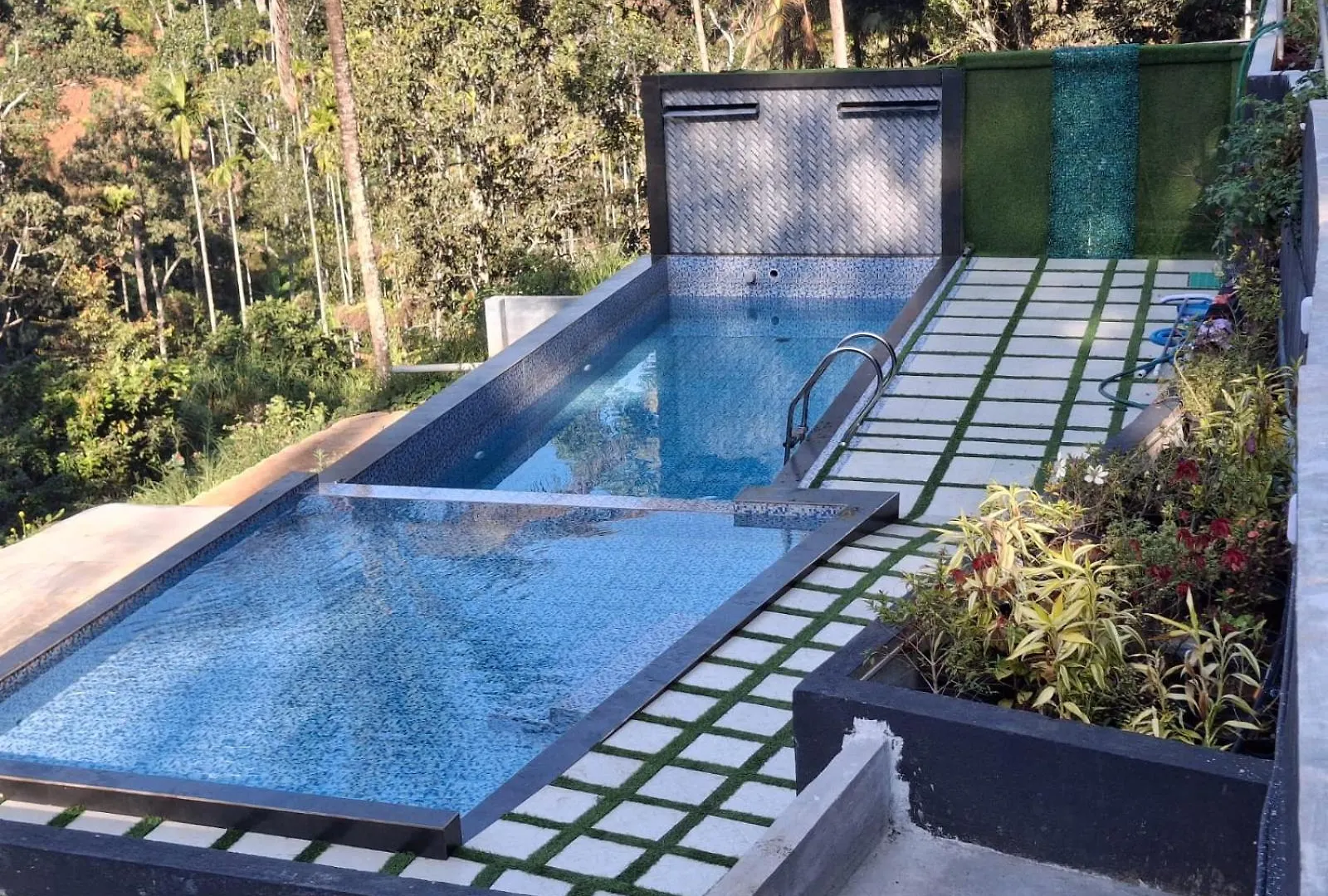 Munnar Misty Blow Hotel Resort