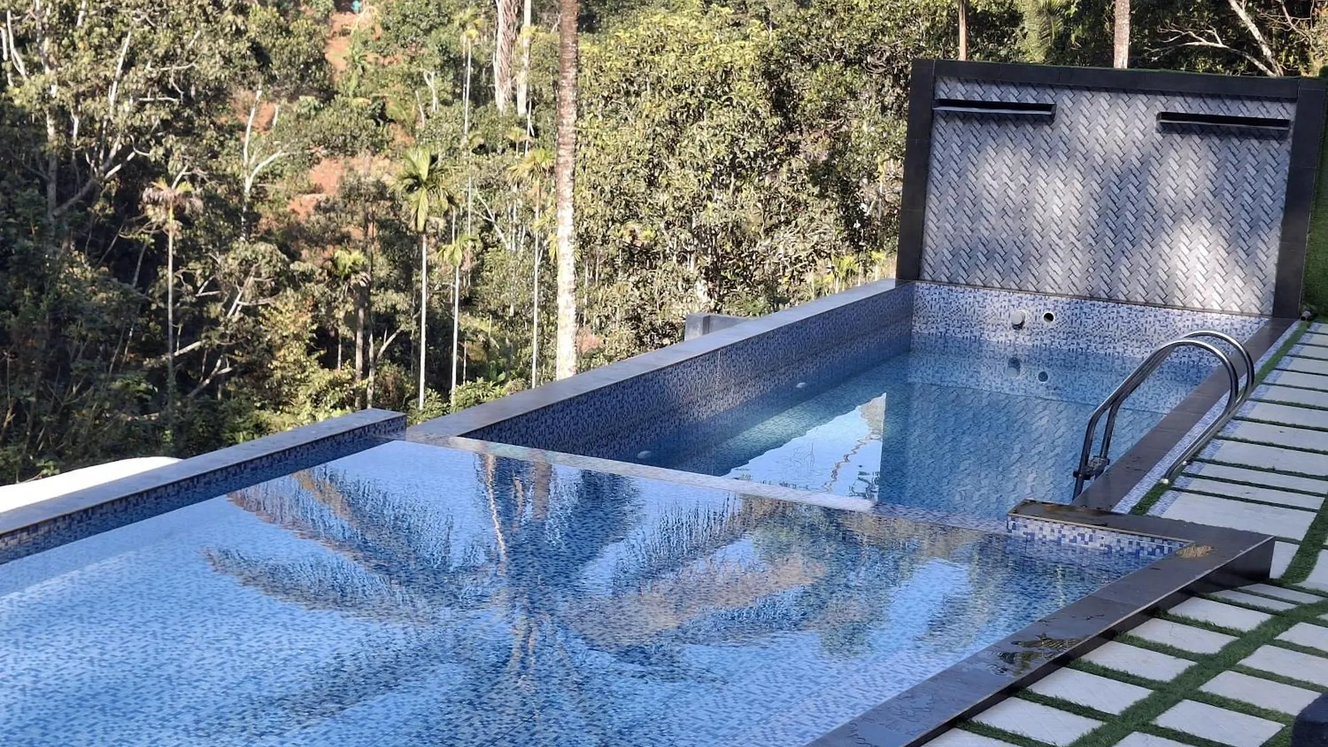 Munnar Misty Blow Hotel